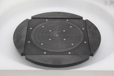 Recessed spin chuck